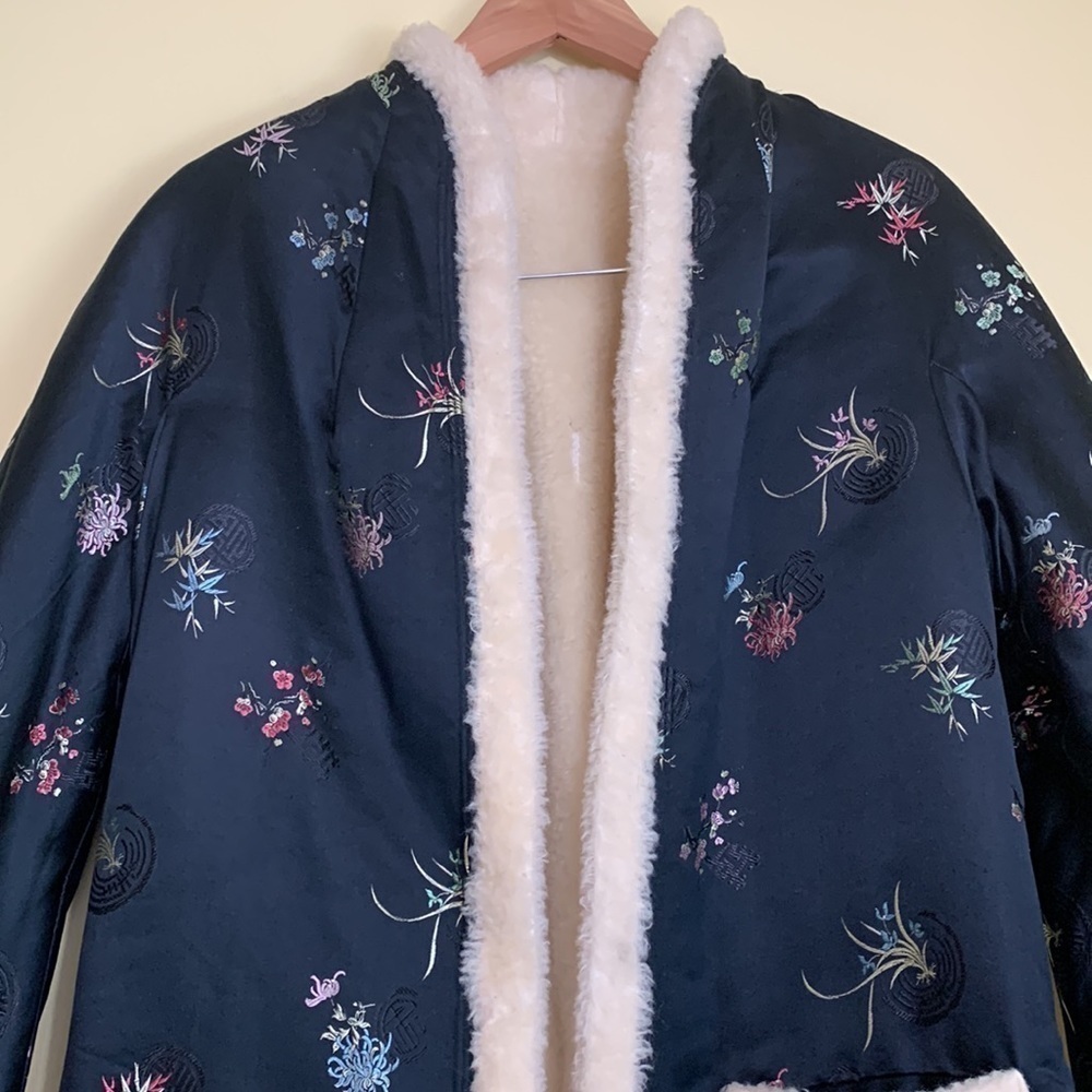 Vintage REVERSIBLE Asian Shearling Satin Embroidered Floral Open Front Jacket M - Picture 6 of 16
